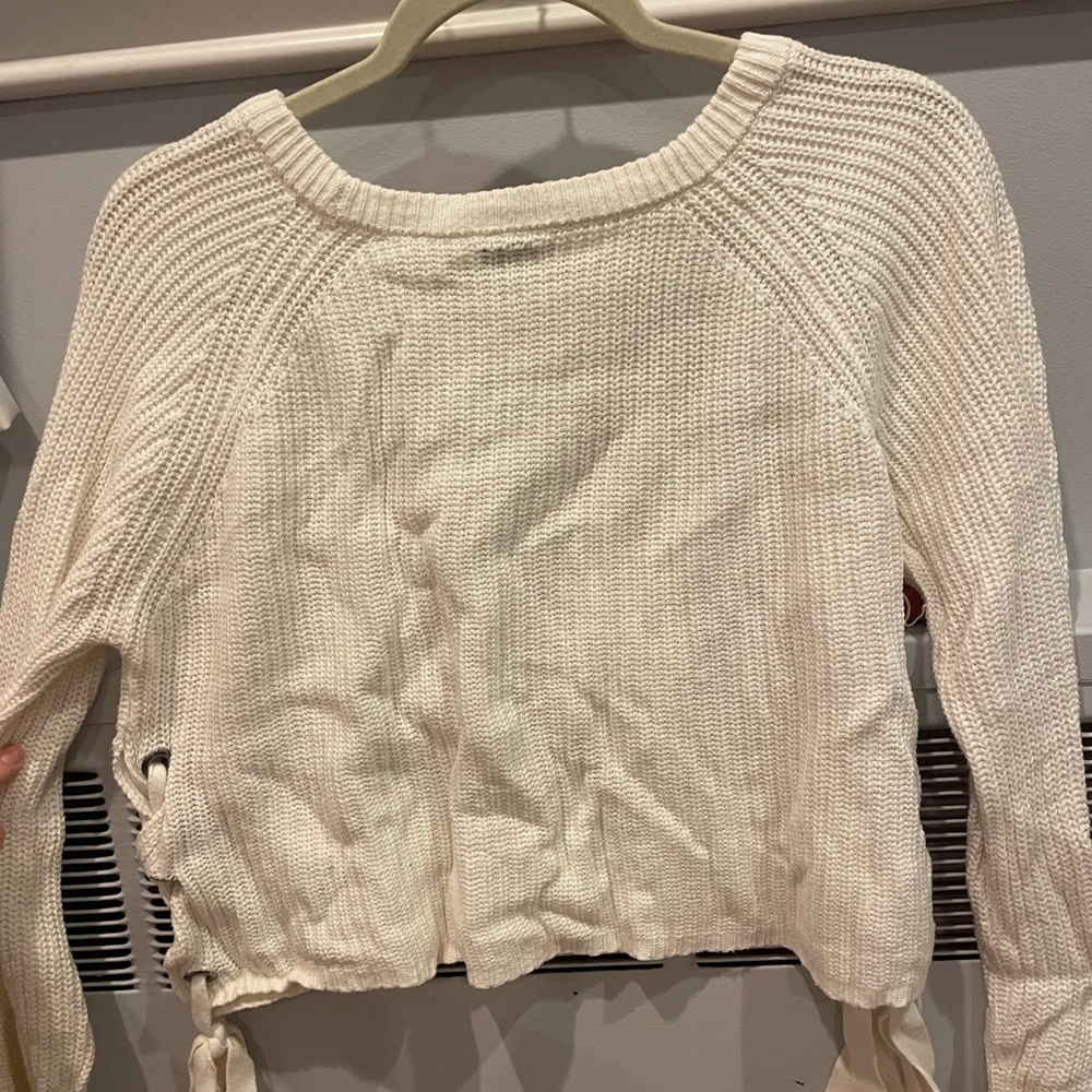 Moon&Madison white cropped sweater. Size kids XL